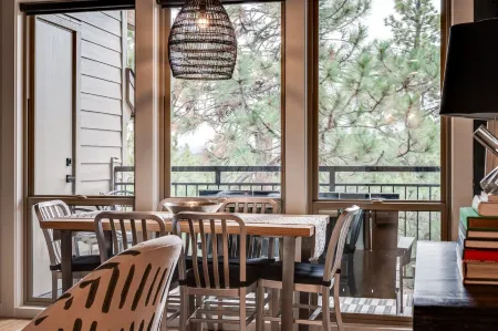 Newly Remodeled Luxury Condo at Seventh Mountain Resort Close to Mt Bachelor Отели рядом с достопримечательностью «Хай Десерт Музеум»