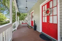 Blume Cottage-Historic 2Br Getaway, Walk to Lake Pontchartrain & Cafe's