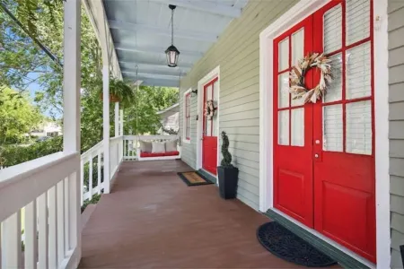 Blume Cottage-Historic 2Br Getaway, Walk to Lake Pontchartrain & Cafe's Отели в г. Мандевилл