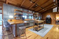 The Red House: Panoramic Views and Walk to Town