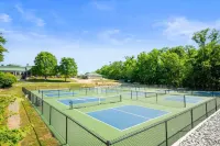Forest Getaway & Golf at Lake Hotels in Clear Creek Township