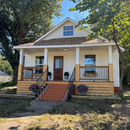 The Archer House - 1 Block from Spring River.  2 Bedrooms + Loft Bedroom!