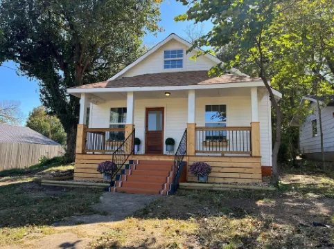 The Archer House - 1 Block from Spring River.  2 Bedrooms + Loft Bedroom!