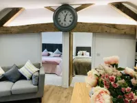 THE HAYLOFT CHESHIRE- A Brand new stunning barn conversion.
