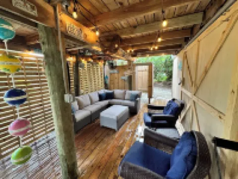 Island Beach Barn - charming vacation house with bay/dock and beach access Hotels in Placida