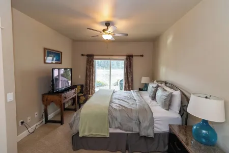 Old Town River Front Condo Отели рядом с достопримечательностью «Санд Мастер Парк - Сандбординг»