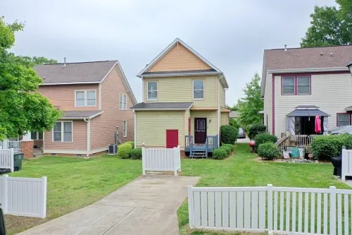 3-5 Mins from Downtown Cozy Clean & Newly Renovated 2 level Home