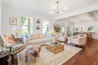 Beautifully restored cottage downtown Historic Brunswick close to golf + beaches