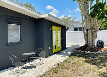 Midcentury Waterfront Neighborhood Oasis: Beaches and Sarasota Charm