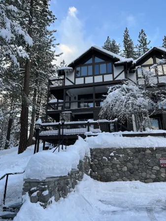 Olympic Valley Listing with Penthouse Views! Отели рядом с достопримечательностью «Squaw Valley Ski Area»
