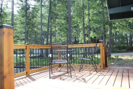 Cozy Bears Den Cabin just off Lake Kokanee