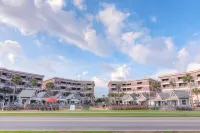 ROMANTIC RETREAT, Great Location, King bed , Wifi, Deeded beach access