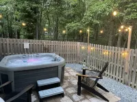Cozy Chalet Near Lake: BBQ, Fire Pit, Beautiful Fall Foliage & Hot Tub