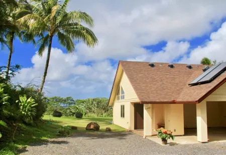 North Shore Ocean View Cottage Отели рядом с достопримечательностью «Ahimsa Sanctuary Farm»
