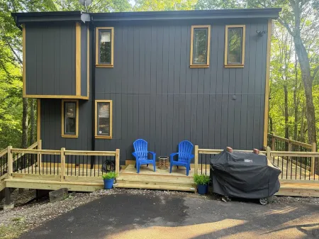 Cozy Mountain Lodge, Pool Table, Back Deck, Fire pit. Pet Friendly!