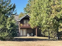 “The Stoutsville Cabin” offers you a peaceful and secluded getaway! Hotels in Monroe County