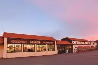 Comfortable 2 BD, 2 BA Home-Large Yard for Pets!