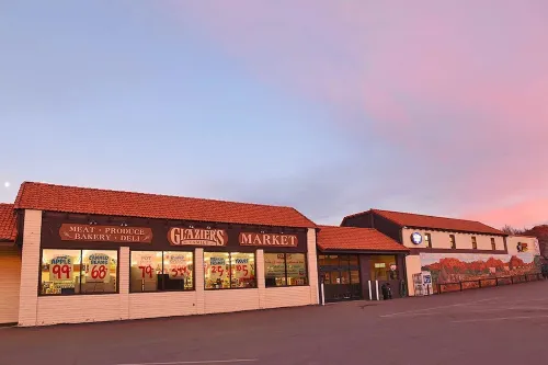 Comfortable 2 BD, 2 BA Home-Large Yard for Pets!