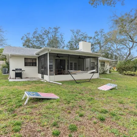 Leafy Lodge, Near Springs, Beach, Hot Tub, Fenced