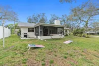 Leafy Lodge, Near Springs, Beach, Hot Tub, Fenced