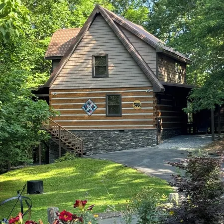 A~Bears Den- Pet Friendly, Hot Tub, 2 King Suites, Minutes to GSMNP!