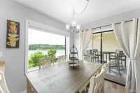 Gorgeous Renovated Table Rock Lakefront Retreat
