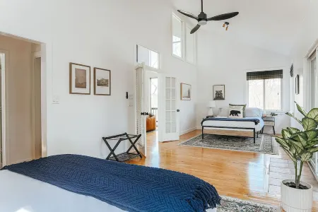 26 Acres & 7 min to Town~Game Room~Hot Tub~Fire Pit~2 King Suites~Hiking