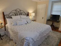 Historic Cottage - At Hopelands Gardens close to Hitchcock Woods (Remodeled)