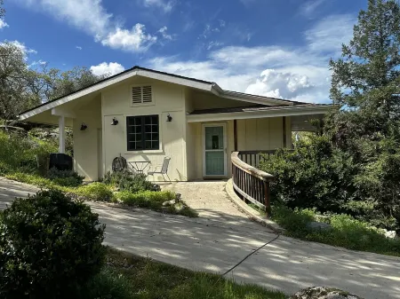 Escape to Winter Cottage Near Sequoia Nat’l Park with Private EV and Fireplace.