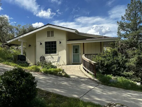 "Guest Favorite" Cottage Near Sequoia, Private EV Charger, Fireplace, Ammenities