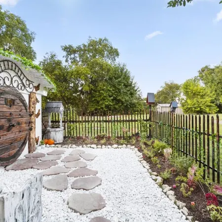 Hobbit House - Couples Hideaway