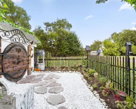 Hobbit House - Couples Hideaway Hotels in Fairview