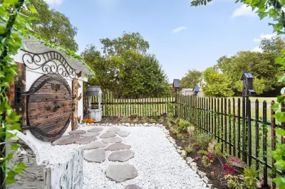 Hobbit House - Couples Hideaway Hotels near Lost Creek Ranch Allen, Tx