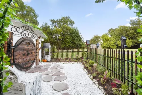 Hobbit House - Couples Hideaway