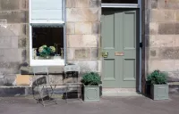 Superior ground floor pied à terre with short walk to golf courses