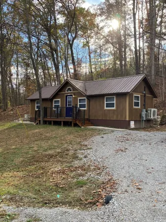 Secluded 1-bedroom cabin in the Shawnee National Forest at the Lake of Egypt.