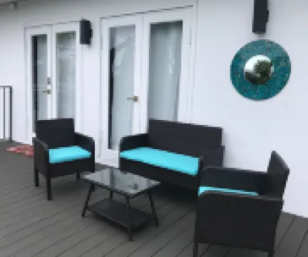 Lakefront Artist's Loft - Relax in Luxury!