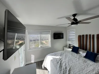 Beautiful Smoky Mountain Views! 2 bedroom/2 bath condo, sleeps 5, indoor pool