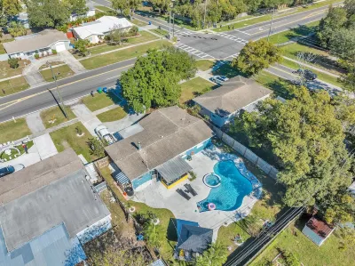 Lovely Private Heated Pool Home Отели рядом с достопримечательностью «Пинеллас Байк Трейл»