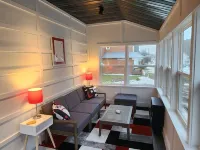 Style-Ish 2 bed lower with all season sun room Hoteles en Ishpeming