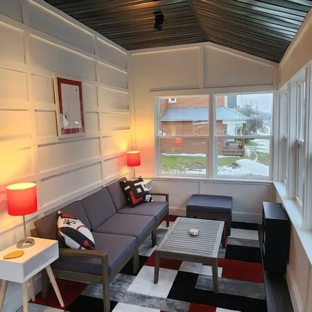 Style-Ish 2 bed lower with all season sun room Отели в г. Ишпеминг