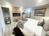 1 block from campus! 10 min walk to Allen Fieldhouse