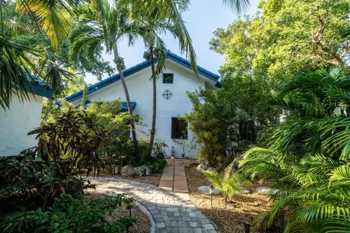 Waterfront Beauty 8-guests, Dock, Kayaks and more