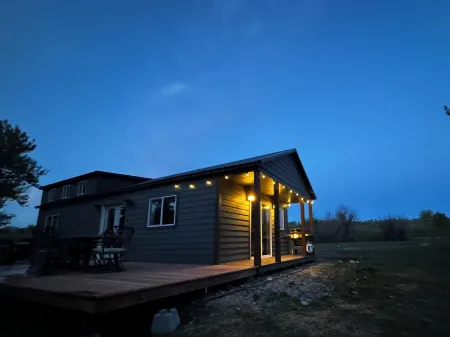 Cabin on acreage minutes from downtown Red Lodge! Отели в г. Карбон