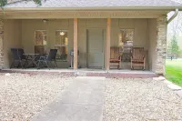 Rustic Retreat 3Bed/3Ba Walk In Quiet Close to Lake TaneyComo & The Landing