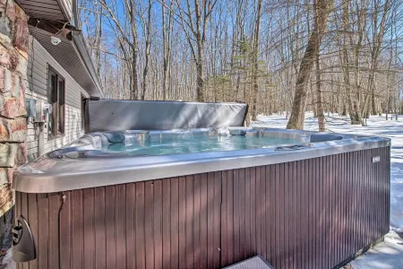 Modern & Rustic Lake Home in Poconos