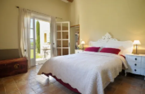 Offers an ideal holiday set in the peaceful countryside of St Remy de Provence