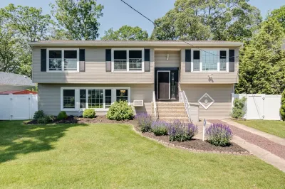 Experience Massapequa charm near Roosevelt Field Mall, 15 Mins to Jones Beach Hotels near One River School of Art + Design