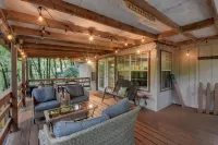 The Honey Pot- peaceful cabin -fireplace and deck