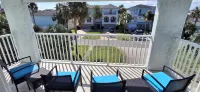 Top Floor Jacksonville Beach Condo,Walk to Beach,2 King Suites,Near Tpc Sawgrass
